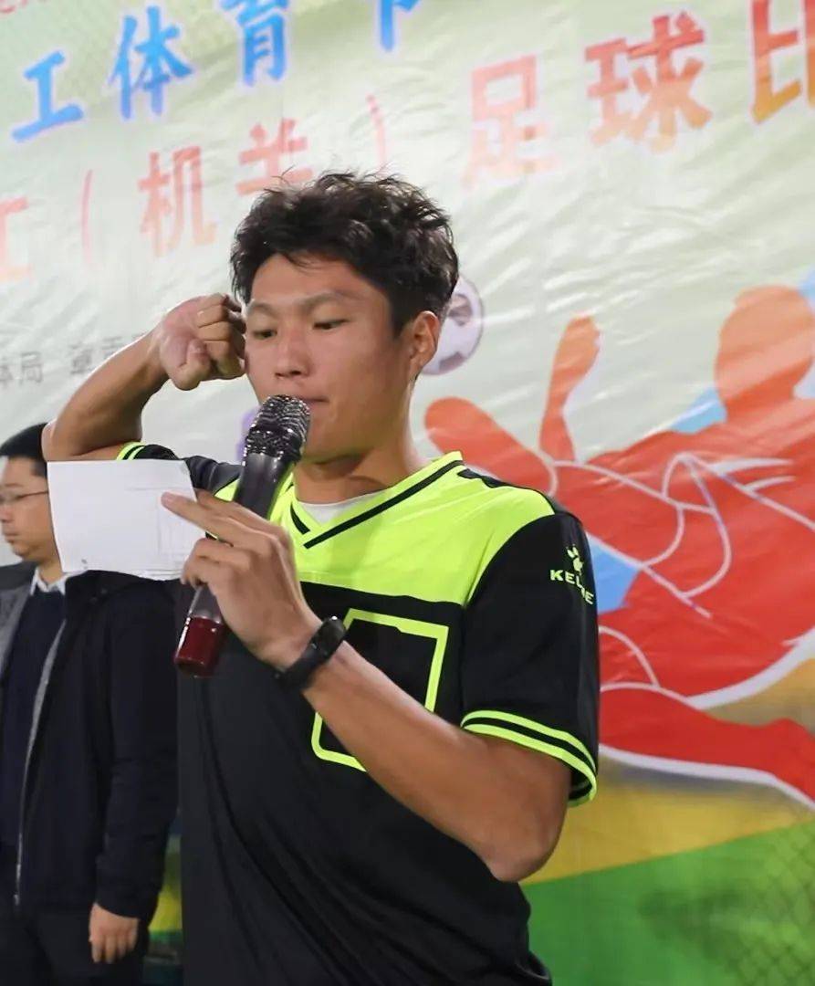 运动员们在场上挥洒汗水，为观众带来精彩的表演