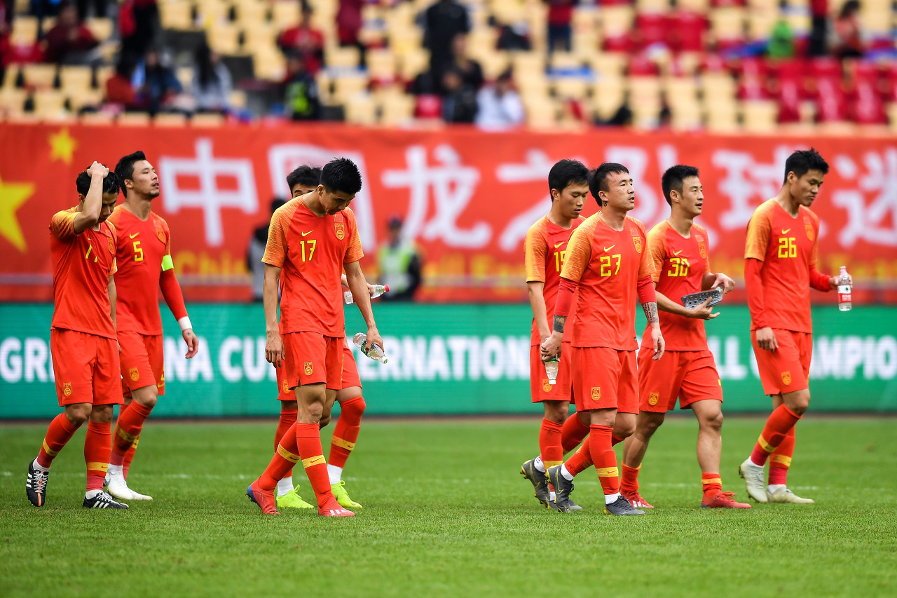 关于桑普多利亚后卫奋力逼抢，阻止对手进攻的信息