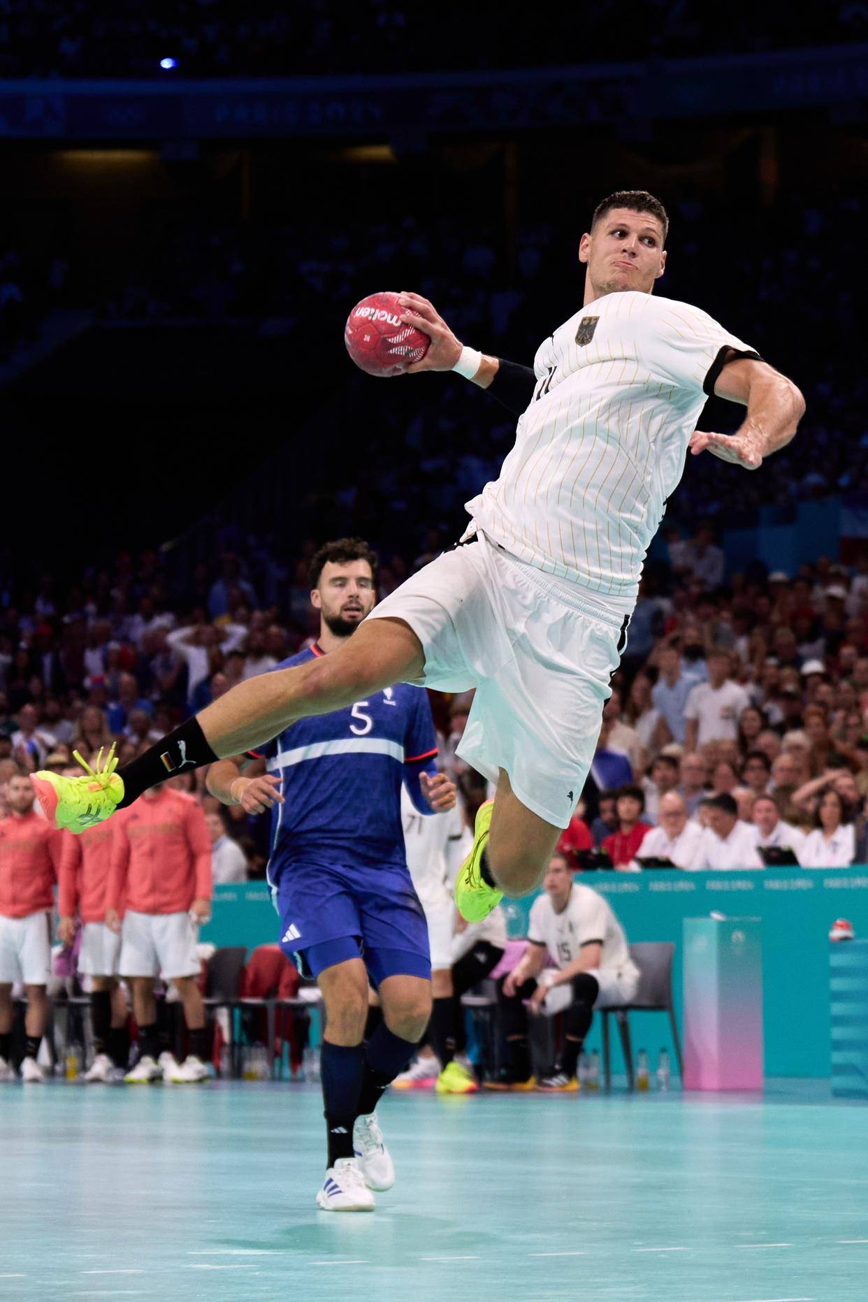 瑞典队在手球比赛中遭遇窘境 瑞典队在手球比赛中遭遇窘境