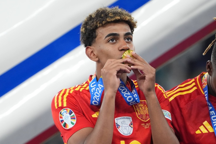 aoa体育活动-足球盛事中球员们奋力争取出色表现